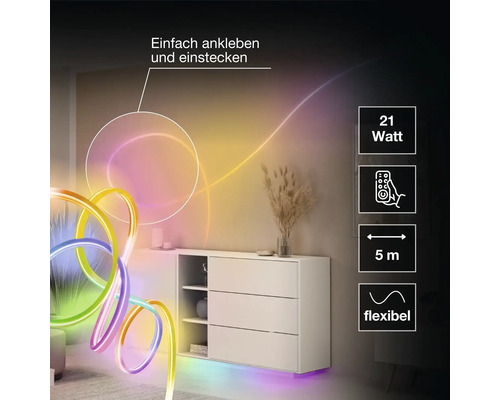 Flexibler LED-Streifen mit 5 Meter Länge und 21 Watt in einem Wohnraum, steuerbar per Fernbedienung, einfache Montage zum Kleben.