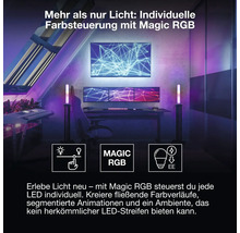 Gaming Bereich mit Schreibtisch, Monitoren und Magic RGB LED Beleuchtung. Symbole für Dimmbarkeit, Magic RGB Technik und Energieeffizienz.