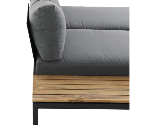 Nahaufnahme einer Gartenlounge mit grauen Polstern und einer Sitzfläche aus Holzlamellen auf einem schwarzen Metallgestell.