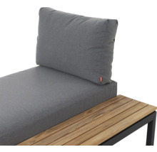 Moderne Gartenlounge mit grauen Sitz- und Rückenkissen, seitlicher Ablage aus Holzlatten und einem schwarzen Metallgestell.