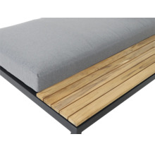 Detailansicht eines Gartenmöbels mit grauem Sitzpolster, Holzlatten und schwarzem Metallrahmen.