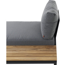 Detailansicht eines Gartensofas mit Holzgestell und grauen Sitz- sowie Rückenkissen.