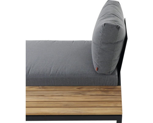 Detailansicht eines Gartensofas mit Holzgestell und grauen Sitz- sowie Rückenkissen.