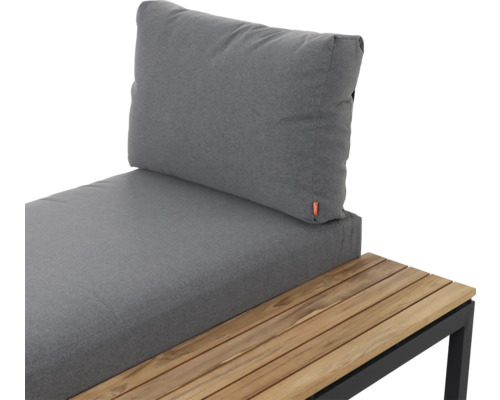 Gartenlounge mit grauen Sitz- und Rückenkissen, seitlicher Holzablage und schwarzem Metallgestell.