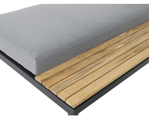 Detailaufnahme eines Gartensofas mit grauem Sitzkissen auf Holzlatten und einem dunklen Metallrahmen.