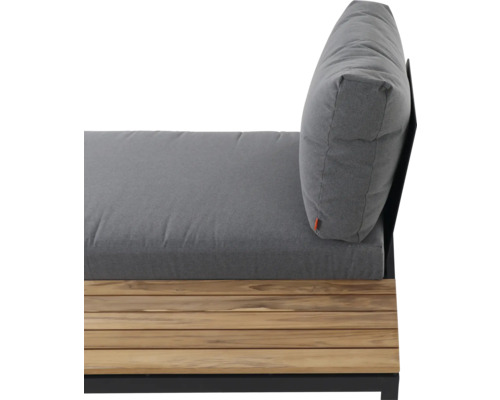 Nahaufnahme eines Garten-Lounge-Sofas mit Holzuntergestell und grauen Sitz- sowie Rückenkissen.