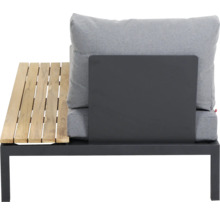 Rückansicht eines Lounge-Sofa Moduls mit Holztisch, Metallrückenlehne und grauen Kissen.