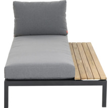 Loungesessel mit grauen Polstern, integrierter Holzablage und dunklem Metallgestell für den Garten.
