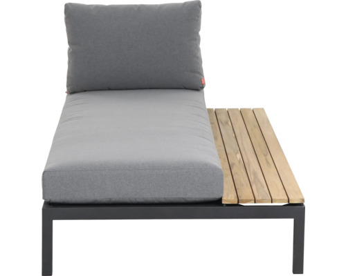 Loungesessel mit grauen Polstern, integrierter Holzablage und dunklem Metallgestell für den Garten.