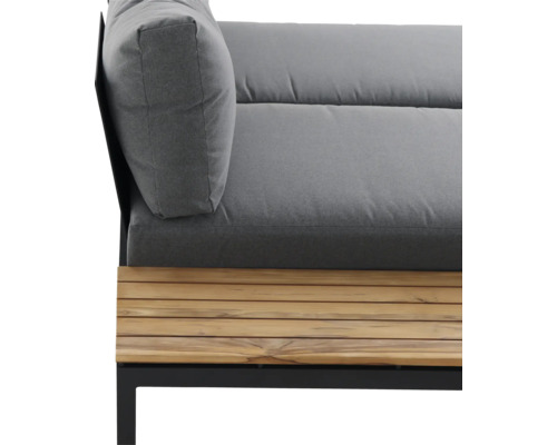 Garten-Lounge-Sofa mit grauen Sitzkissen, Holzoberfläche und schwarzem Metallrahmen.
