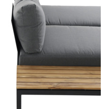 Nahaufnahme einer Gartenlounge mit grauen Polstern und einer Sitzfläche aus Holzlamellen auf einem schwarzen Metallgestell.