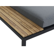Detailansicht eines Garten-Lounge-Möbels mit Holzlatten und grauem Sitzkissen auf schwarzem Metallgestell.