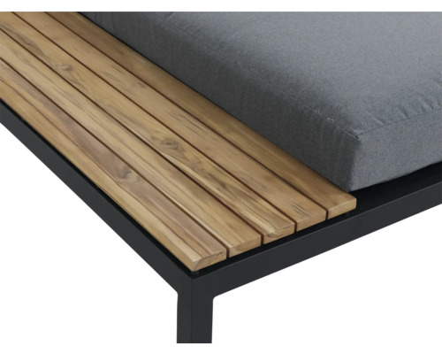 Detailansicht eines Garten-Lounge-Möbels mit Holzlatten und grauem Sitzkissen auf schwarzem Metallgestell.