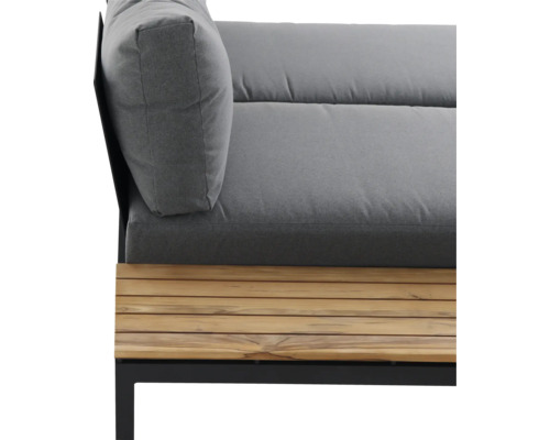 Detailansicht eines Loungesofas mit grauen Polstern, einer hellbraunen Holzbelattung und einem schwarzen Metallgestell.