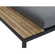 Nahaufnahme eines Gartenmöbels mit schwarzem Metallgestell, Holzlamellen und einem grauen Polsterkissen.