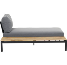 Modernes Garten-Lounge-Sofa mit schwarzem Metallgestell, Holzbasis und grauen Polstern.