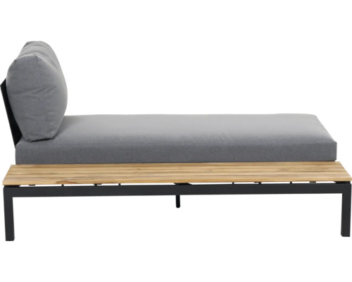 Modernes Garten-Lounge-Sofa mit schwarzem Metallgestell, Holzbasis und grauen Polstern.