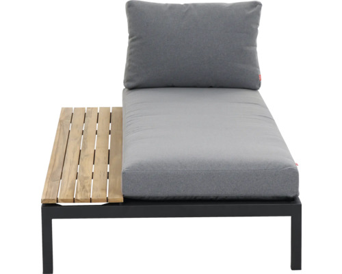Garten-Loungemöbel mit grauen Polstern, schwarzem Metallgestell und integrierter Seitenablage aus Holzlatten.