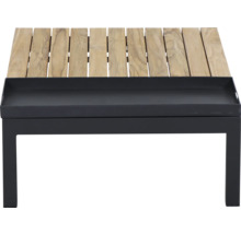 Niedriger Gartentisch mit hellen Holzlatten und integriertem schwarzen Metalltablett.