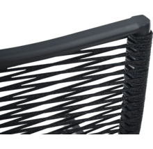 Nahaufnahme eines Gartenstuhls mit Seilgeflecht und schwarzem Metallrahmen.