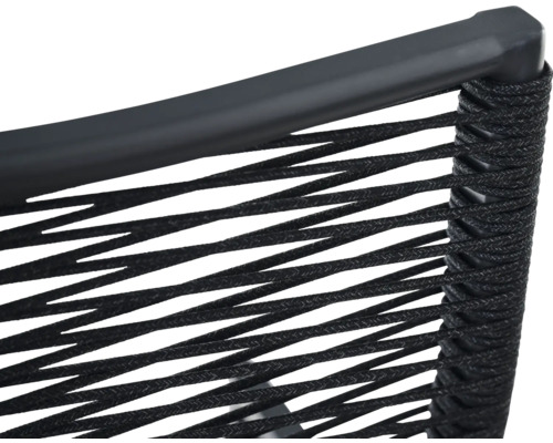 Nahaufnahme eines Gartenstuhls mit Seilgeflecht und schwarzem Metallrahmen.