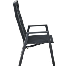 Verstellbarer Gartenstuhl mit Armlehnen, hohem Rücken aus Seilbespannung und Textilsitzfläche in der Seitenansicht.