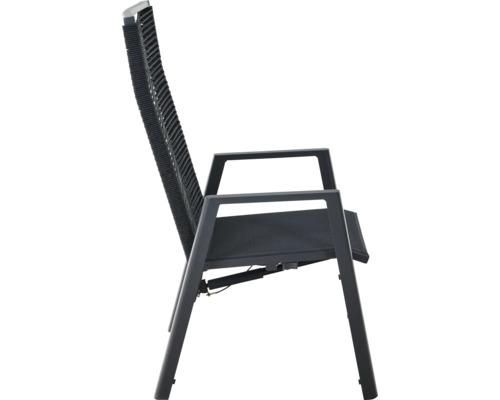 Verstellbarer Gartenstuhl mit Armlehnen, hohem Rücken aus Seilbespannung und Textilsitzfläche in der Seitenansicht.