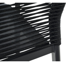 Nahaufnahme eines schwarzen Gartenstuhls mit Seilbespannung und Metallrahmen.