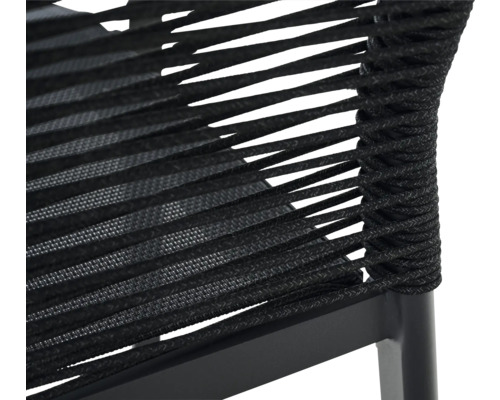 Nahaufnahme eines schwarzen Gartenstuhls mit Seilbespannung und Metallrahmen.