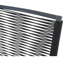 Nahaufnahme eines Gartenstuhls mit Seilbespannung und Metallgestell.