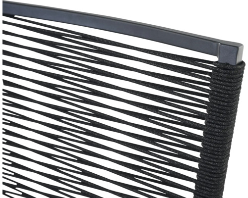 Nahaufnahme eines Gartenstuhls mit Seilbespannung und Metallgestell.