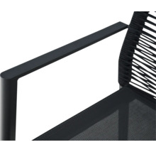 Detailansicht eines Gartenstuhls mit flacher Armlehne, Sitzfläche aus Netzgewebe und Rückenlehne mit Seilbespannung in Schwarz.