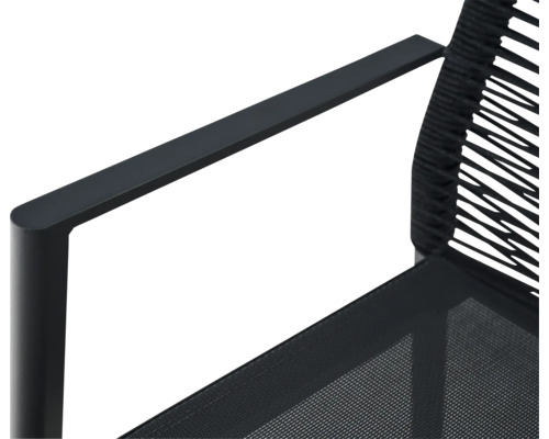 Detailansicht eines Gartenstuhls mit flacher Armlehne, Sitzfläche aus Netzgewebe und Rückenlehne mit Seilbespannung in Schwarz.