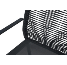 Nahaufnahme einer Gartenstuhlrückenlehne mit Seilgeflecht und einer Sitzfläche aus Netzgewebe.