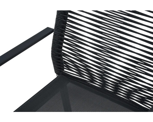 Nahaufnahme einer Gartenstuhlrückenlehne mit Seilgeflecht und einer Sitzfläche aus Netzgewebe.