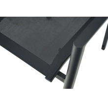 Nahaufnahme eines Gartenstuhls mit Sitzfläche aus Textilgewebe und einem Metallrahmen.