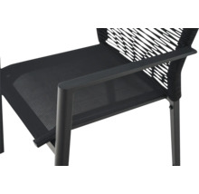 Detailansicht eines schwarzen Gartenstuhls mit Netzsitzfläche, Rückenlehne aus Seilgeflecht und Armlehne.