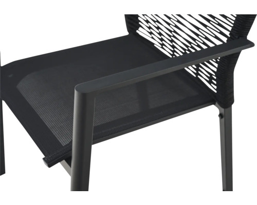 Detailansicht eines schwarzen Gartenstuhls mit Netzsitzfläche, Rückenlehne aus Seilgeflecht und Armlehne.