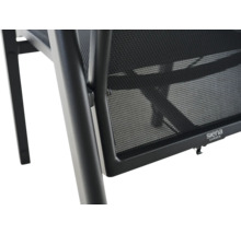 Detailansicht eines Gartenstuhls mit schwarzem Metallgestell und schwarzem Netzgewebe. Siena Garden Logo.