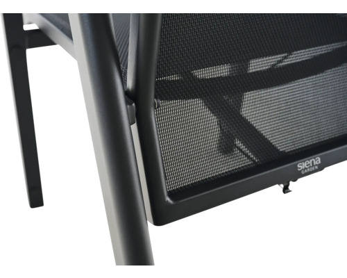 Detailansicht eines Gartenstuhls mit schwarzem Metallgestell und schwarzem Netzgewebe. Siena Garden Logo.