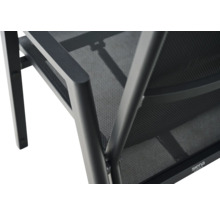 Detailansicht eines Siena Garden Gartenstuhls mit Aluminiumrahmen und Bespannung aus Mesh-Gewebe. Siena Garden Logo.