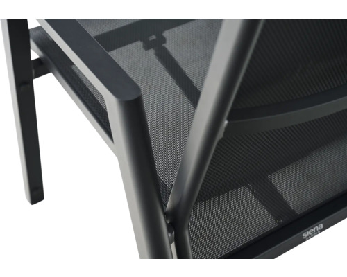 Detailansicht eines Siena Garden Gartenstuhls mit Aluminiumrahmen und Bespannung aus Mesh-Gewebe. Siena Garden Logo.