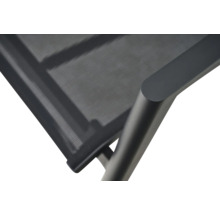 Detail eines Gartenstuhls mit anthrazitfarbenem Metallrahmen und Netzgewebe.