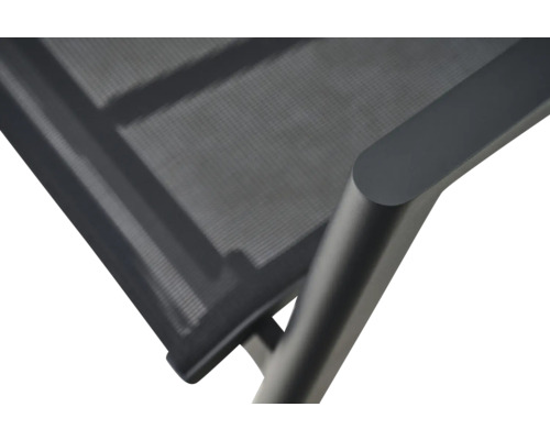 Detail eines Gartenstuhls mit anthrazitfarbenem Metallrahmen und Netzgewebe.