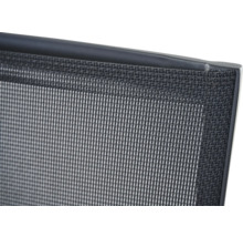 Nahaufnahme des fein gewebten Mesh-Materials an einem stabilen Rahmen.