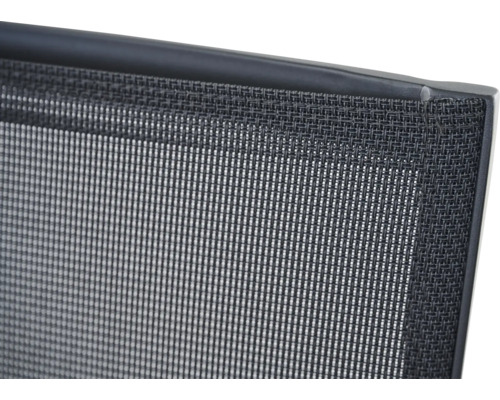 Nahaufnahme des fein gewebten Mesh-Materials an einem stabilen Rahmen.