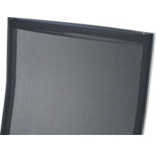 Nahaufnahme des Mesh-Gewebes einer Stuhlrückenlehne mit feiner Netzstruktur.