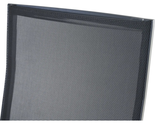 Nahaufnahme des Mesh-Gewebes einer Stuhlrückenlehne mit feiner Netzstruktur.