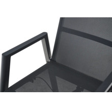 Nahaufnahme eines anthrazitfarbenen Gartenstuhls mit Metallrahmen und Bespannung aus Netzgewebe, inklusive Armlehne.