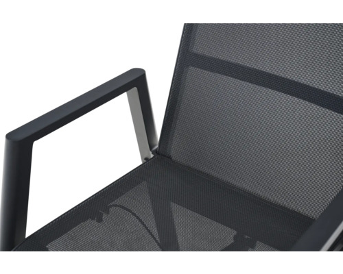 Nahaufnahme eines anthrazitfarbenen Gartenstuhls mit Metallrahmen und Bespannung aus Netzgewebe, inklusive Armlehne.